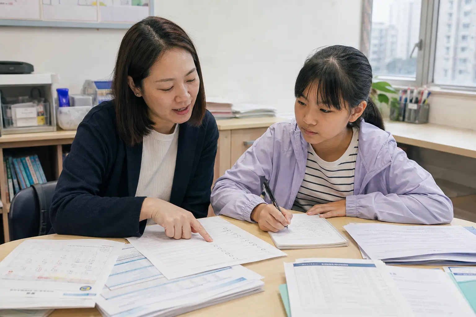 小六學生與導師一起整理升中申請文件及重要日期